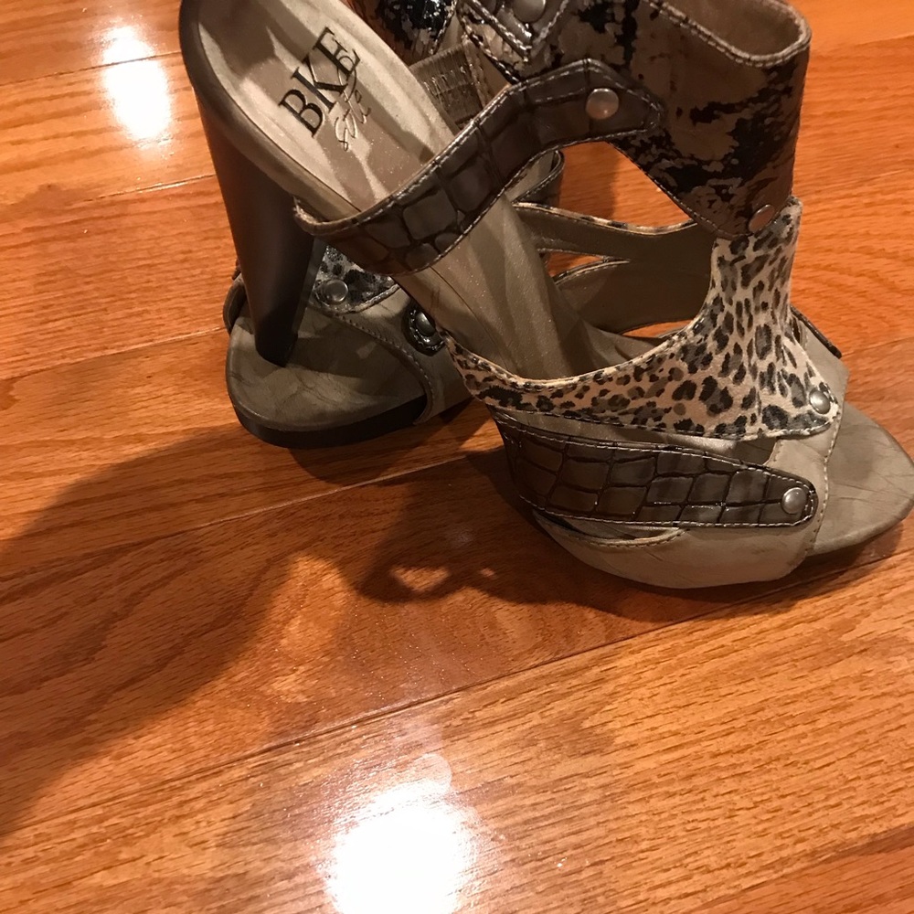 Heels - Picture 3 of 3